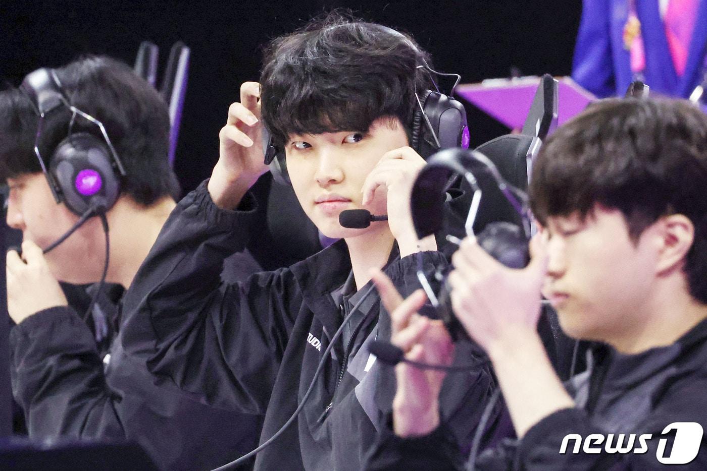 28일 오전 중국 항저우 베이징위안 생태공원 내 e스포츠 주경기장에서 열린 2022 항저우 아시안게임 e스포츠 경기 리그 오브 레전드(LoL) 대한민국과 중국의 준결승전에서 대한민국 쵸비(정지훈)가 헤드셋을 착용하고 있다. 대한민국 대표팀은 이날 중국을 상대로 2대0 승리를 거두며 결승 진출에 성공했다. 2023.9.28/뉴스1 ⓒ News1 민경석 기자
