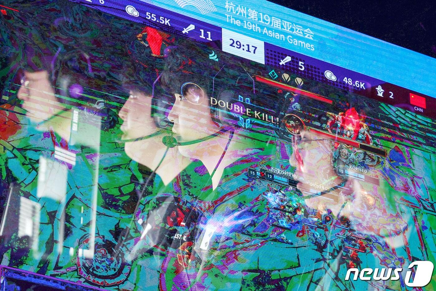 28일 오전 중국 항저우 베이징위안 생태공원 내 e스포츠 주경기장에서 열린 2022 항저우 아시안게임 e스포츠 경기 리그 오브 레전드(LoL) 대한민국과 중국의 준결승전에서 대한민국 쵸비(정지훈) 등 대표팀 선수들이 경기를 펼치고 있다. 왼쪽부터 제우스(최우제), 카나비(서진혁), 쵸비(정지훈), 룰러(박재혁), 케리아(류민석). 대한민국 대표팀은 이날 중국을 상대로 2대0 승리를 거두며 결승 진출에 성공했다. 2023.9.28/뉴스1 ⓒ News1 민경석 기자