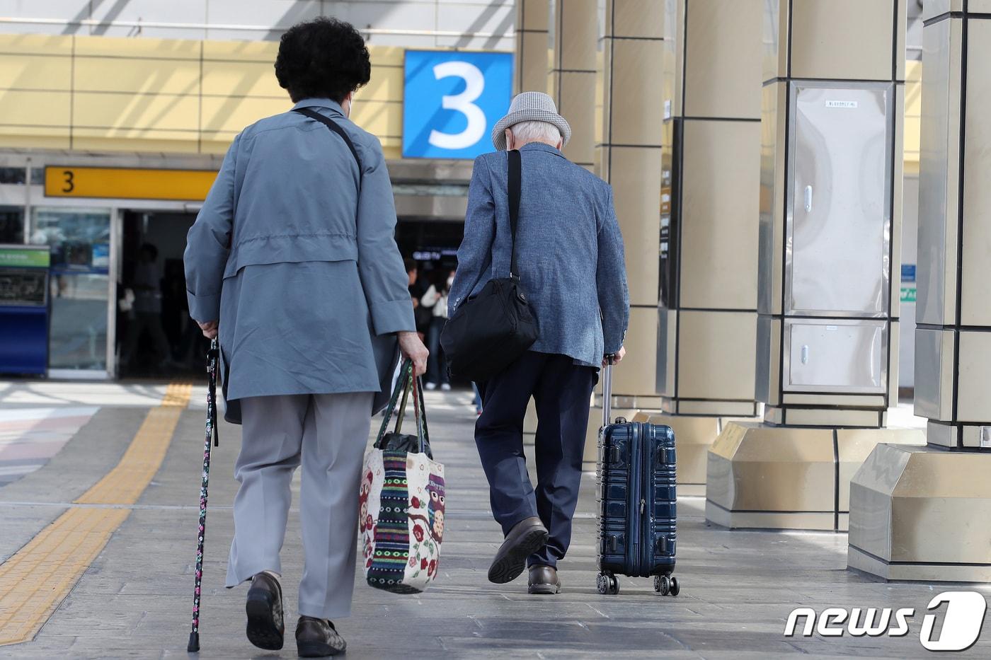 28일 한 노부부가 기차역으로 향하고 있다. &#40;사진은 기사 내용과 무관함&#41; / 뉴스1 ⓒ News1