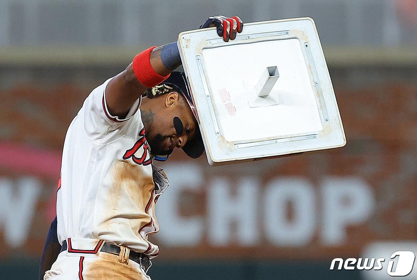 로날드 아쿠냐 주니어가 28일(한국시간) 열린 시카고 컵스전에서 10회말 시즌 70호 도루를 성공한 뒤 2루 베이스를 들어보이고 있다. ⓒ AFP=뉴스1