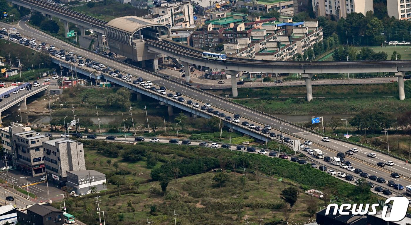 경기 용인시 영동고속도로 일대가 귀성 차량들로 극심한 정체를 빚고 있다. &#40;항공촬영 협조: 경기남부경찰청 항공대 백명수 경위, 충북경찰청 방유룡 경위, 경기남부경찰청 고순대장 문숙호 경정, 홍보협력계 박종만 경감&#41; 2023.9.28/뉴스1 ⓒ News1 경기사진공동취재단