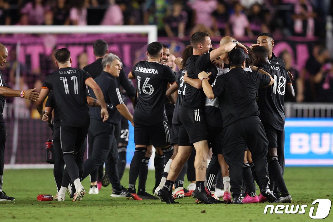 휴스턴 다이나모 선수들이 2023년 9월27일(현지시간) 플로리다주 DRV PNK 스타디움에서 인터 마이애미를 상대로 우승을 확정지은 뒤 기뻐하고 있다. ⓒ AFP=뉴스1 ⓒ News1 김지현 기자