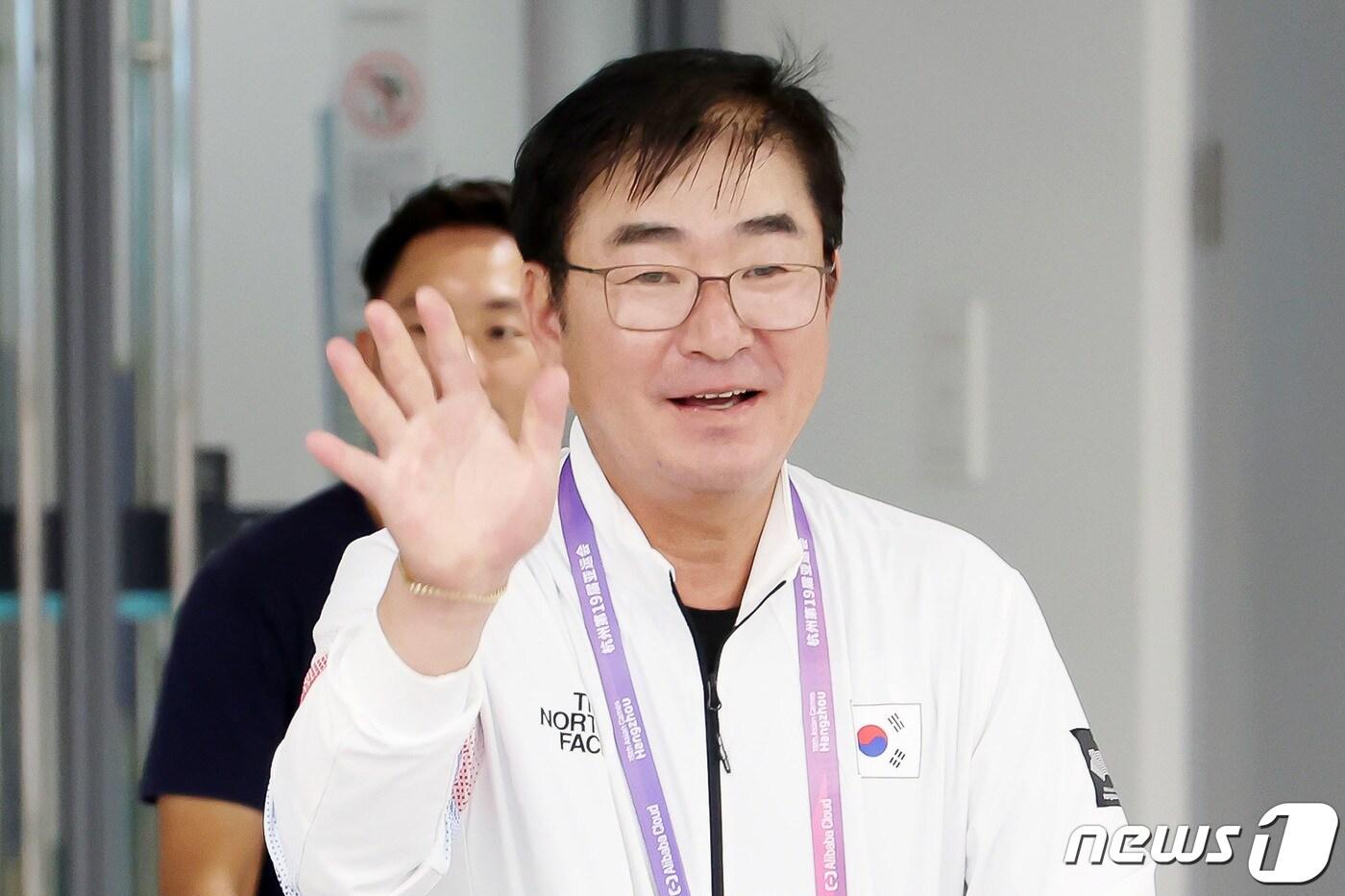 항저우 아시안게임에 출전하는 류중일 대한민국 야구 대표팀 감독이 28일 오후 중국 항저우 샤오산 국제공항을 통해 입국하고 있다. 2023.9.28/뉴스1 ⓒ News1 민경석 기자