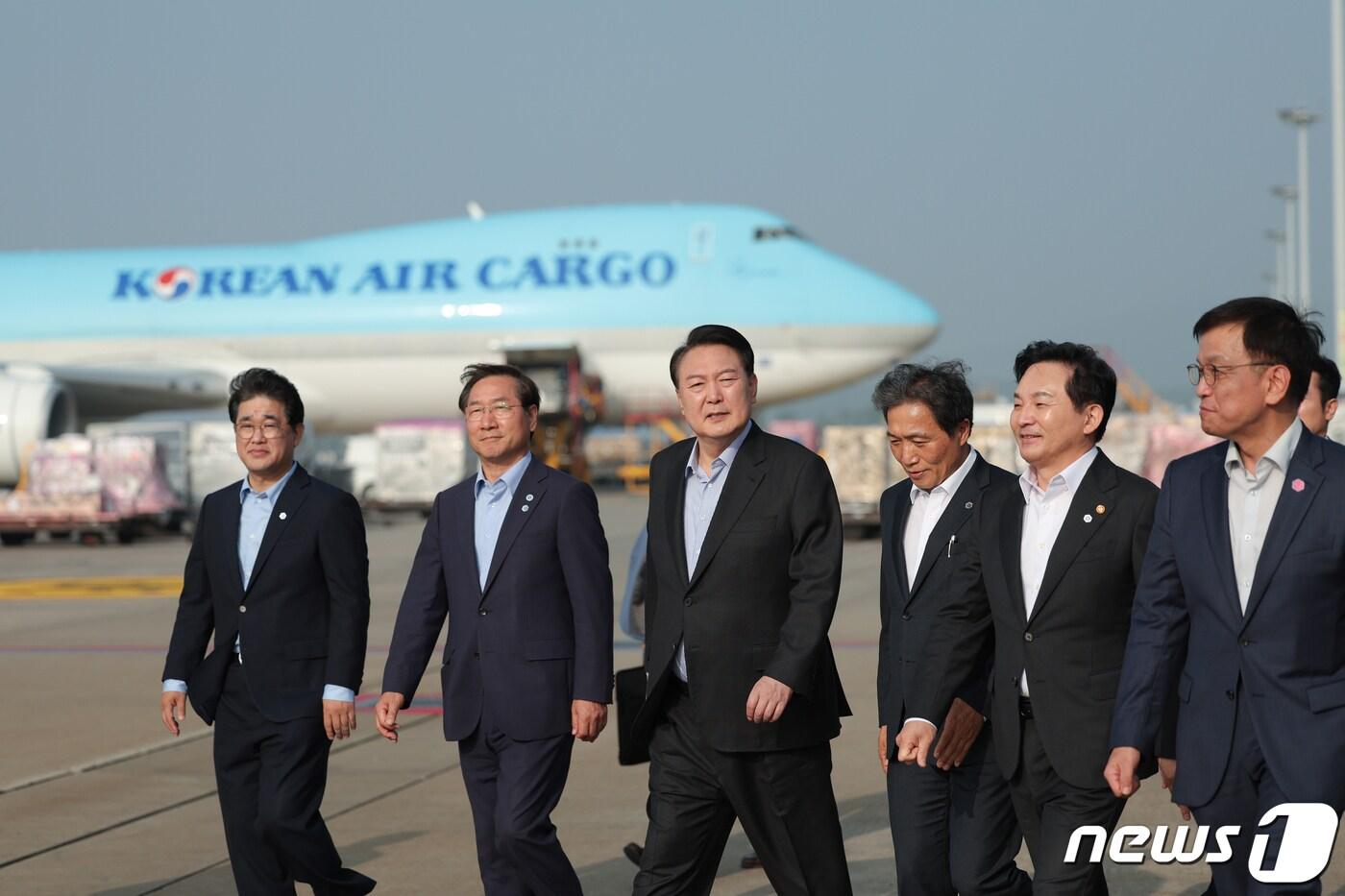 본문 이미지 - 윤석열 대통령이 추석 연휴 첫 날인 28일 인천국제공항 대한항공 화물터미널을 방문하고 있다. (대통령실 제공) 2023.9.28/뉴스1 ⓒ News1 오대일 기자