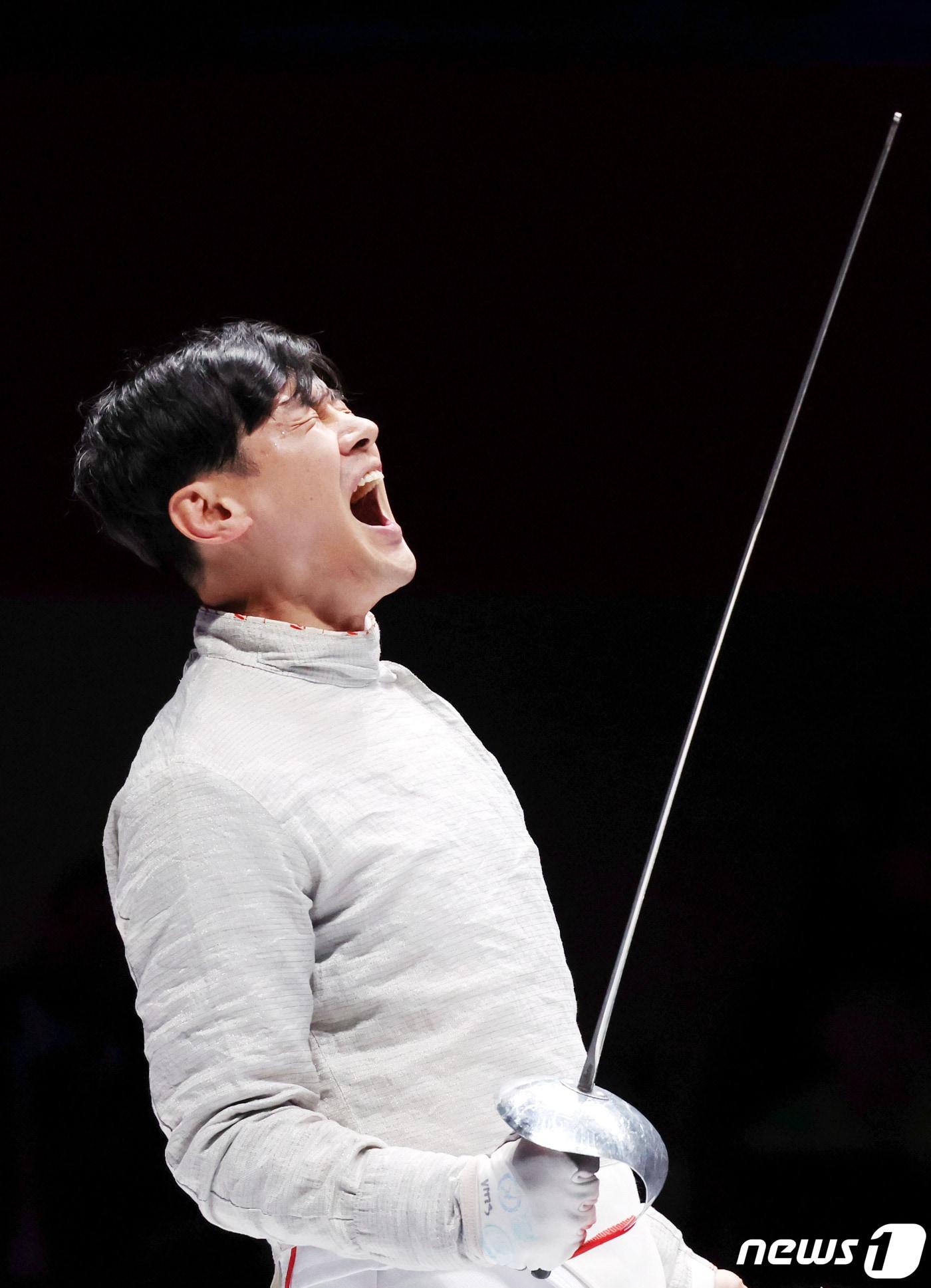 본문 이미지 - 28일 오후 중국 항저우 디안즈대학 체육관에서 열린 2022 항저우 아시안게임 펜싱 남자 사브르 단체전 결승에서 대한민국 구본길이 심판 판정에 항의하는 의미로 기합을 넣고 있다. 2023.9.28/뉴스1 ⓒ News1 민경석 기자