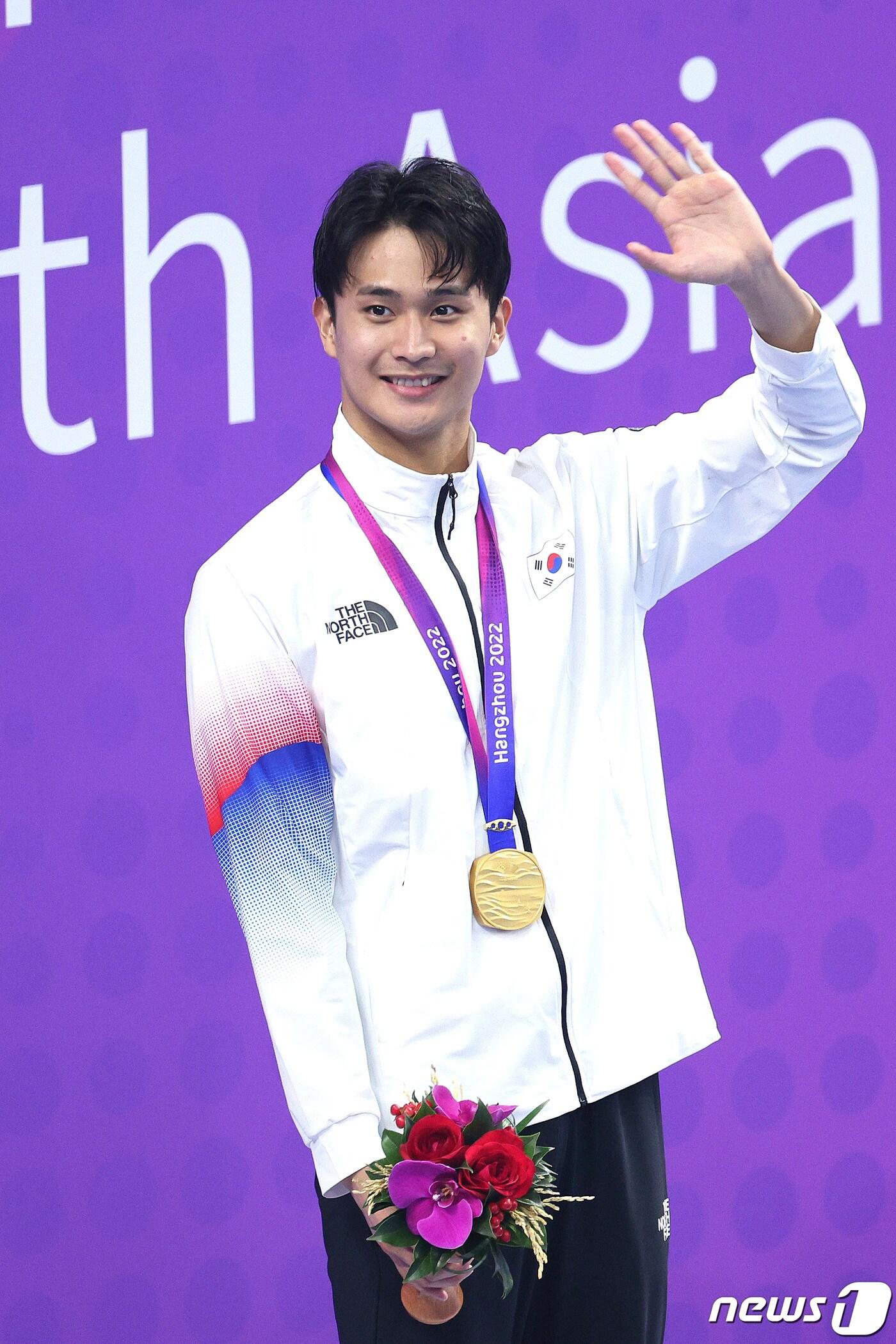 본문 이미지 - 백인철이 28일 중국 항저우 올림픽 스포츠센터 아쿠아틱 스포츠 아레나에서 열린 2022 항저우 아시안게임 남자 접영 50m 메달 수여식에서 금메달을 목에 걸고 손을 흔들고 있다. 2023.9.28./뉴스1 ⓒ News1 신웅수 기자