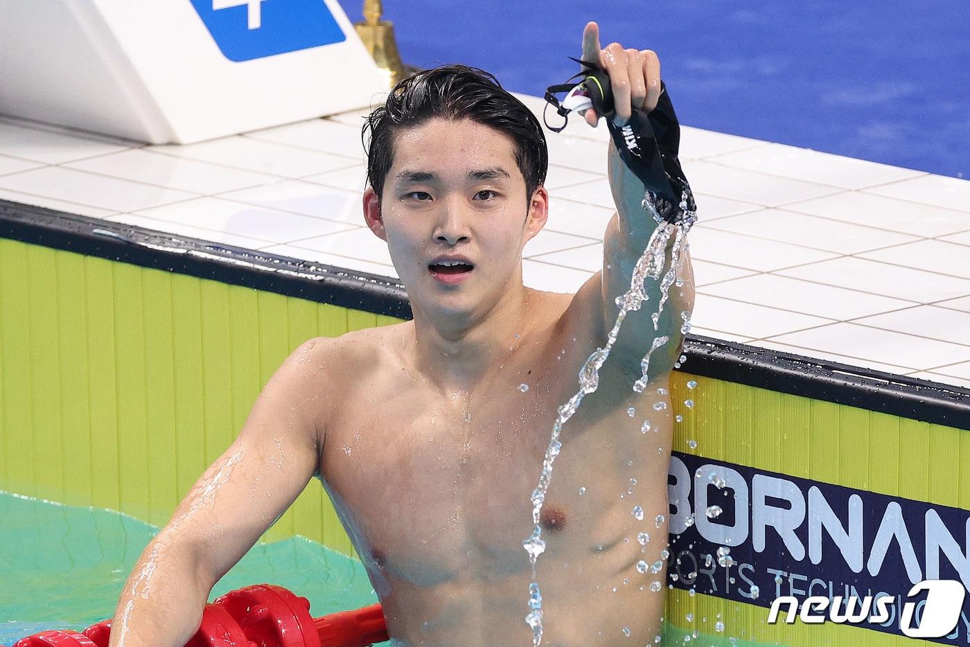 김우민이 28일 중국 항저우 올림픽 스포츠센터 아쿠아틱 스포츠 아레나에서 열린 2022 항저우 아시안게임 남자 자유형 800m 결승에서 금메달을 차지한 후 세리머니를 하고 있다. 2023.9.28/뉴스1 ⓒ News1 신웅수 기자