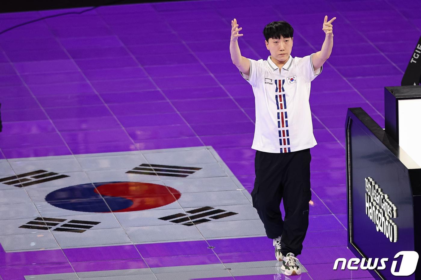 본문 이미지 - 김관우가 28일 중국 항저우 베이징위안 생태공원 내 e스포츠 주경기장에서 열린 2022 항저우 아시안게임 '스트리트 파이터V' 결승 경기에서 대만 린 리웨이를 꺾고 금메달을 확정지은 후 관중들을 향해 인사하고 있다. 2023.9.28/뉴스1 ⓒ News1 유승관 기자