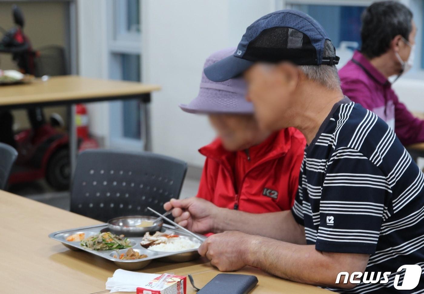 본문 이미지 - 26일 오전 11시께 인천시 연수구 사랑의무료급식소에서 이용자들이 식사를 하고 있다.  홀로 90세 노모를 모시는 홍완식씨(60)는 매일 이 급식소를 노모와 찾아와 한끼를 해결하고 있다.  급식소에서 홍씨는 먼저 어머니 끼니를 돌본 뒤, 뒤에 식사를 했다. .2023.9.29/뉴스1 ⓒ News1 박아론 기자