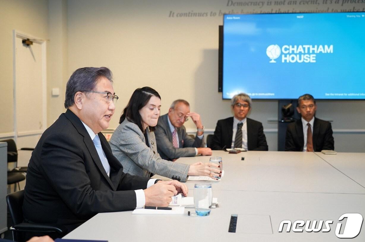 본문 이미지 - 박진 외교부 장관이 27일 런던 채텀하우스를 방문해 브론웬 마리아 매덕스 채텀하우스 소장과 대담 및 현지 주요국 대사, 국제정치·경제 전문가들과 토론했다. (외교부 제공) 2023.9.29./뉴스1