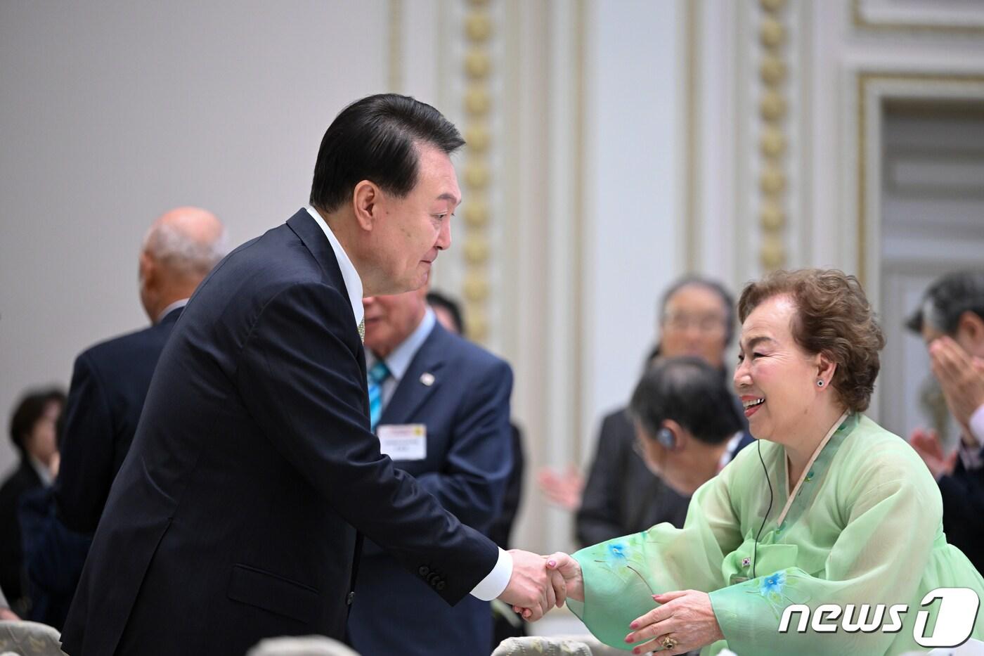 본문 이미지 - 윤석열 대통령이 29일 청와대 영빈관에서 열린 원폭 피해 동포 초청 오찬 간담회에서 김화자 전 민단 부인회 히로시마현 본부 부회장과 악수하고 있다. (대통령실 제공) 2023.9.29/뉴스1 ⓒ News1 오대일 기자