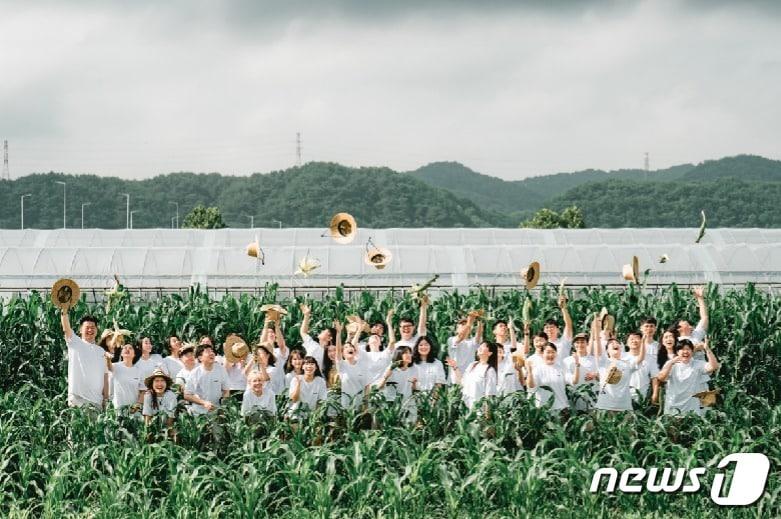 본문 이미지 - 강원 춘천 명물 감자빵을 생산 및 판매 농업회사법인 ‘밭’ 직원들.(밭 제공)