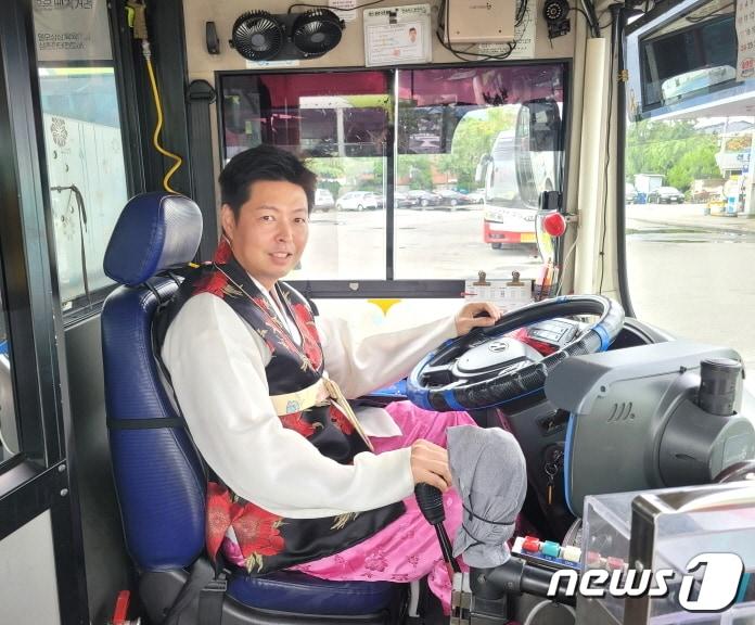 본문 이미지 - 전주시가 추석 연휴기간 시내버스와 마을버스 기사들이 한복을 입고 운행하는 ‘한복데이’를 이번 추석에도 실시했다.(전주시 제공)/뉴스1