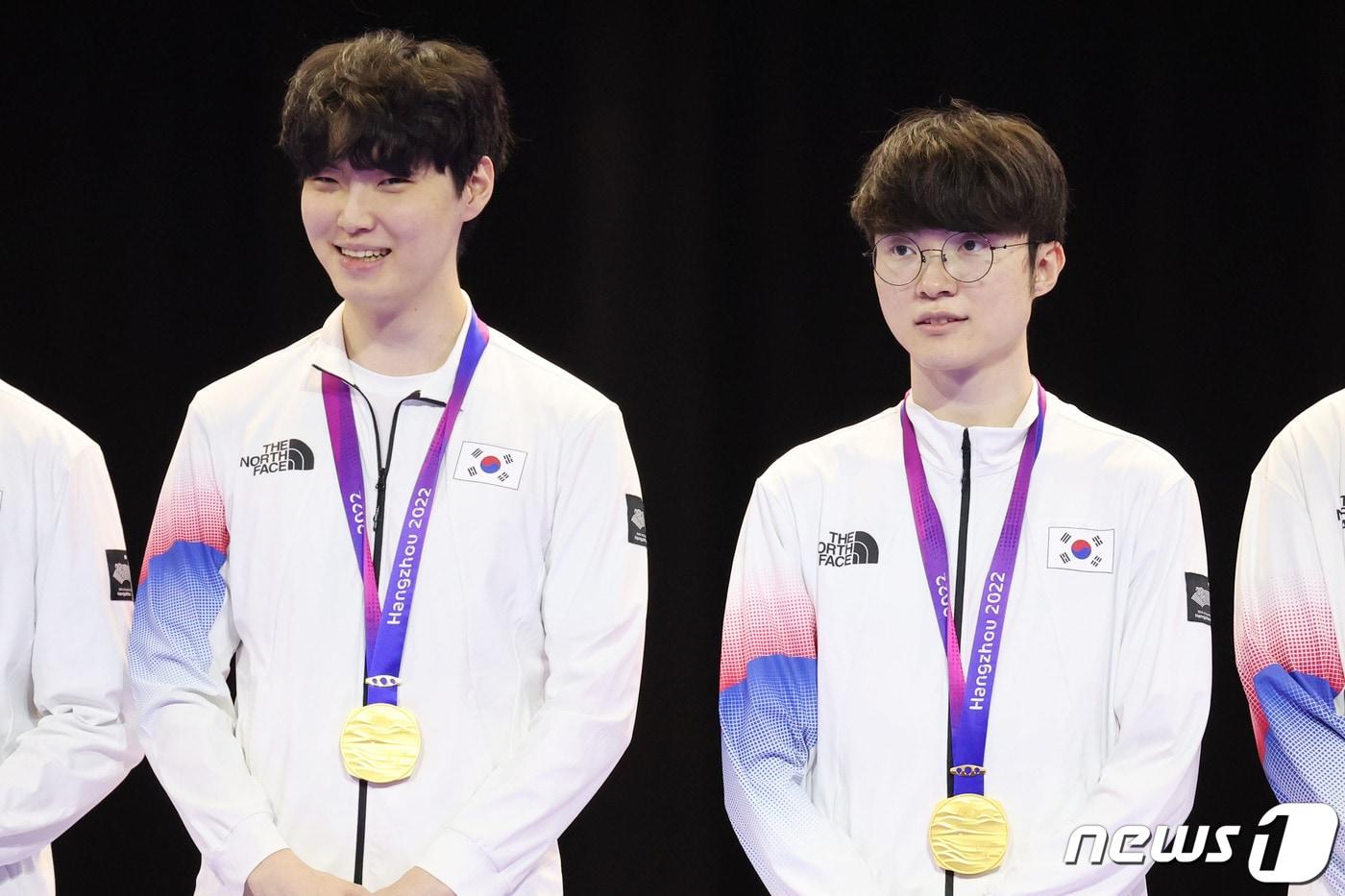 29일 오후 중국 항저우 베이징위안 생태공원 내 e스포츠 주경기장에서 열린 2022 항저우 아시안게임 e스포츠 경기 리그 오브 레전드(LoL) 대한민국과 대만의 결승전에서 승리해 금메달을 목에 건 대한민국 페이커(이상혁, 오른쪽)와 쵸비(정지훈)가 밝은 표정을 짓고 있다. 2023.9.29/뉴스1 ⓒ News1 민경석 기자