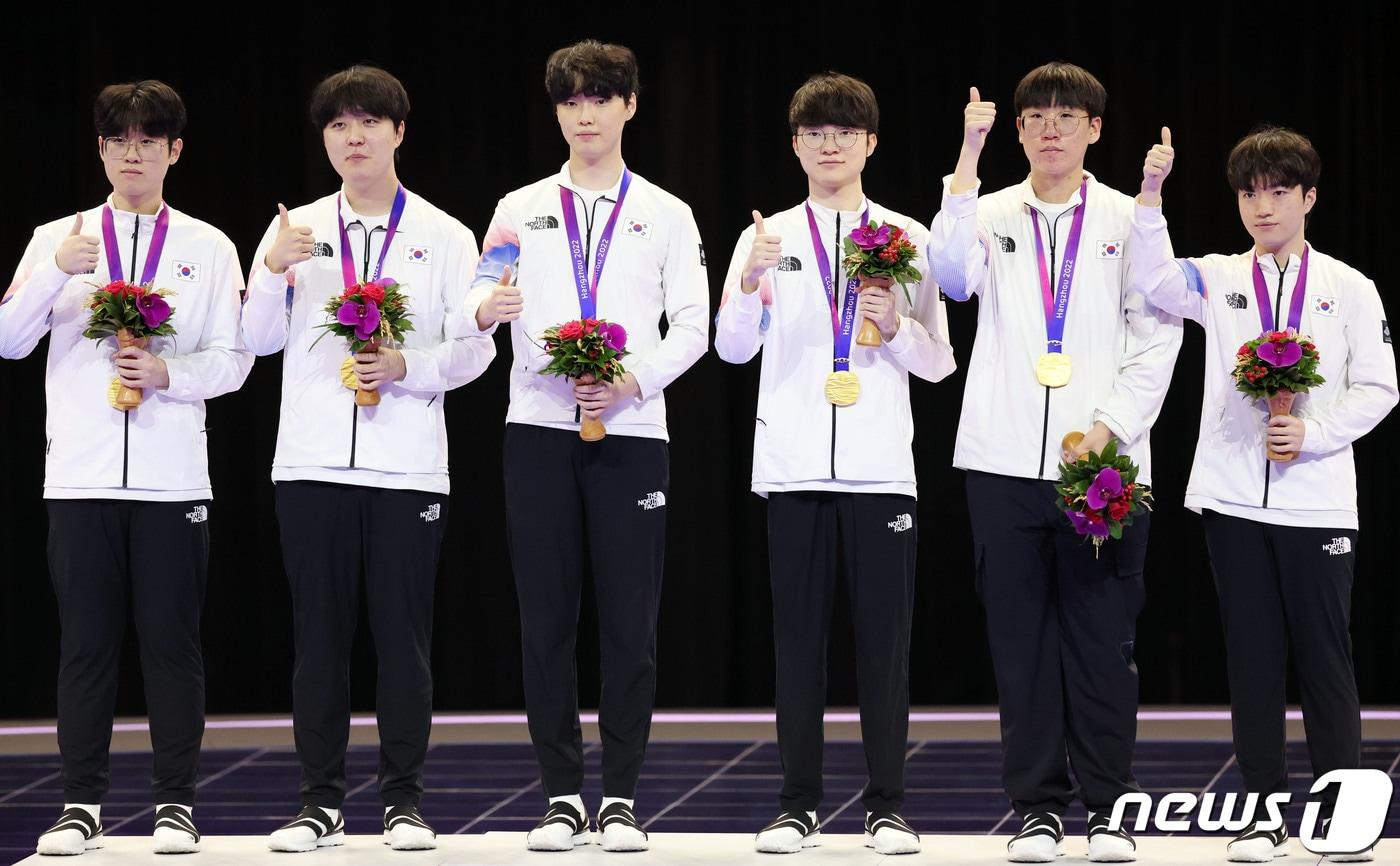 29일 오후 중국 항저우 베이징위안 생태공원 내 e스포츠 주경기장에서 열린 2022 항저우 아시안게임 e스포츠 경기 리그 오브 레전드(LoL) 대한민국과 대만의 결승전에서 승리해 금메달을 목에 건 대한민국 대표팀 선수들이 포즈를 취하고 있다. 왼쪽부터 제우스(최우제), 카나비(서진혁), 쵸비(정지훈), 페이커(이상혁), 룰러(박재혁), 케리아(류민석). 2023.9.29/뉴스1 ⓒ News1 민경석 기자