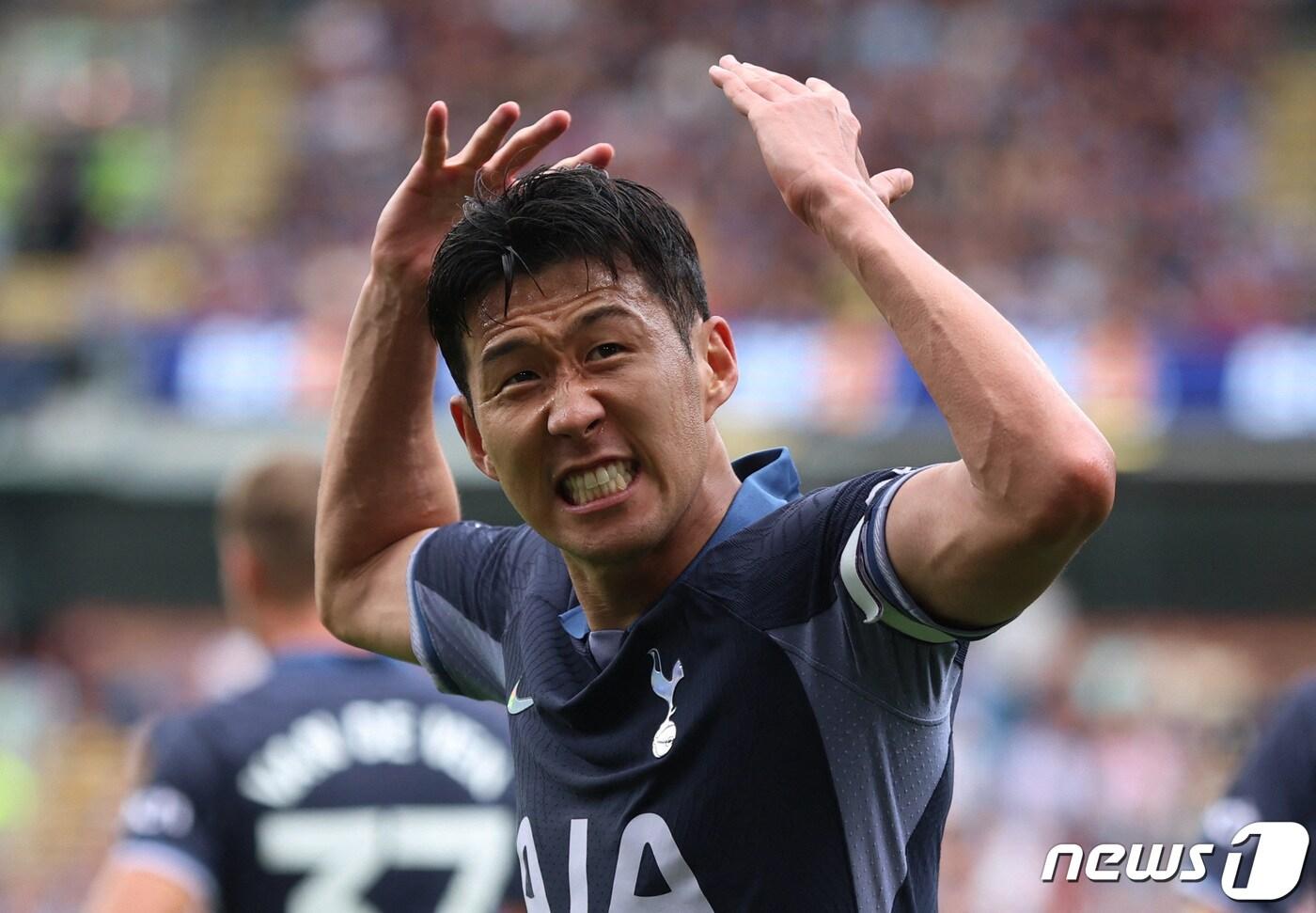 토트넘 홋스퍼의 주장 손흥민이 2일(한국시간) 영국 랭커셔 터프 무어에서 열린 번리와의 2023-24 EPL 4라운드 원정 경기에서 골을 기록한 후 세리머니를 하고 있다. 손흥민은 이날 해트트릭을 기록하며 5대 2로 번리를 대파했다. ⓒ 로이터=뉴스1 ⓒ News1 신웅수 기자