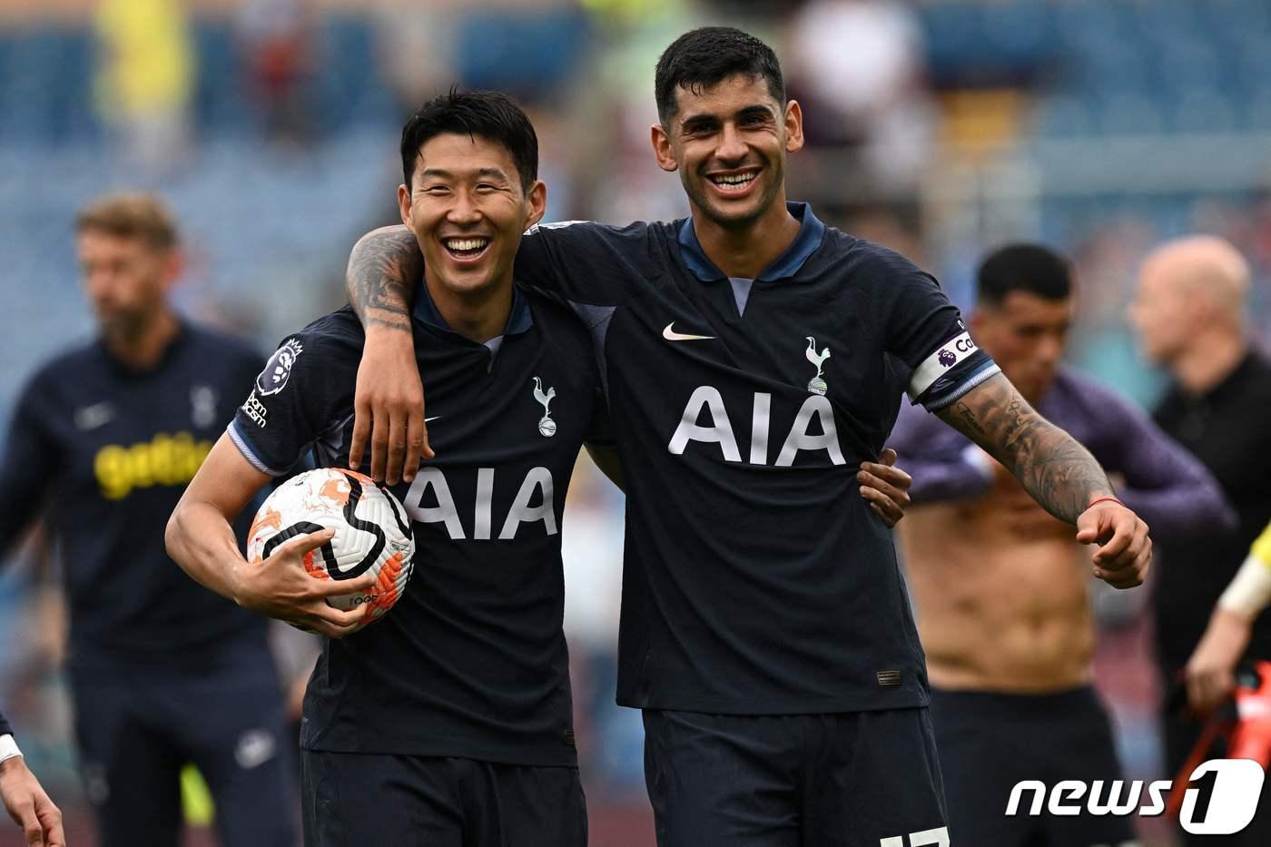 토트넘의 손흥민이 2일(현지시간) 영국 번리의 터프 무어에서 열린 EPL 번리 전서 해트트릭을 기록하며 경기를 마친 뒤 동료 크리스티안 로메로와 어깨동무를 하고 있다. 2023.9.3 ⓒ AFP=뉴스1 ⓒ News1 우동명 기자