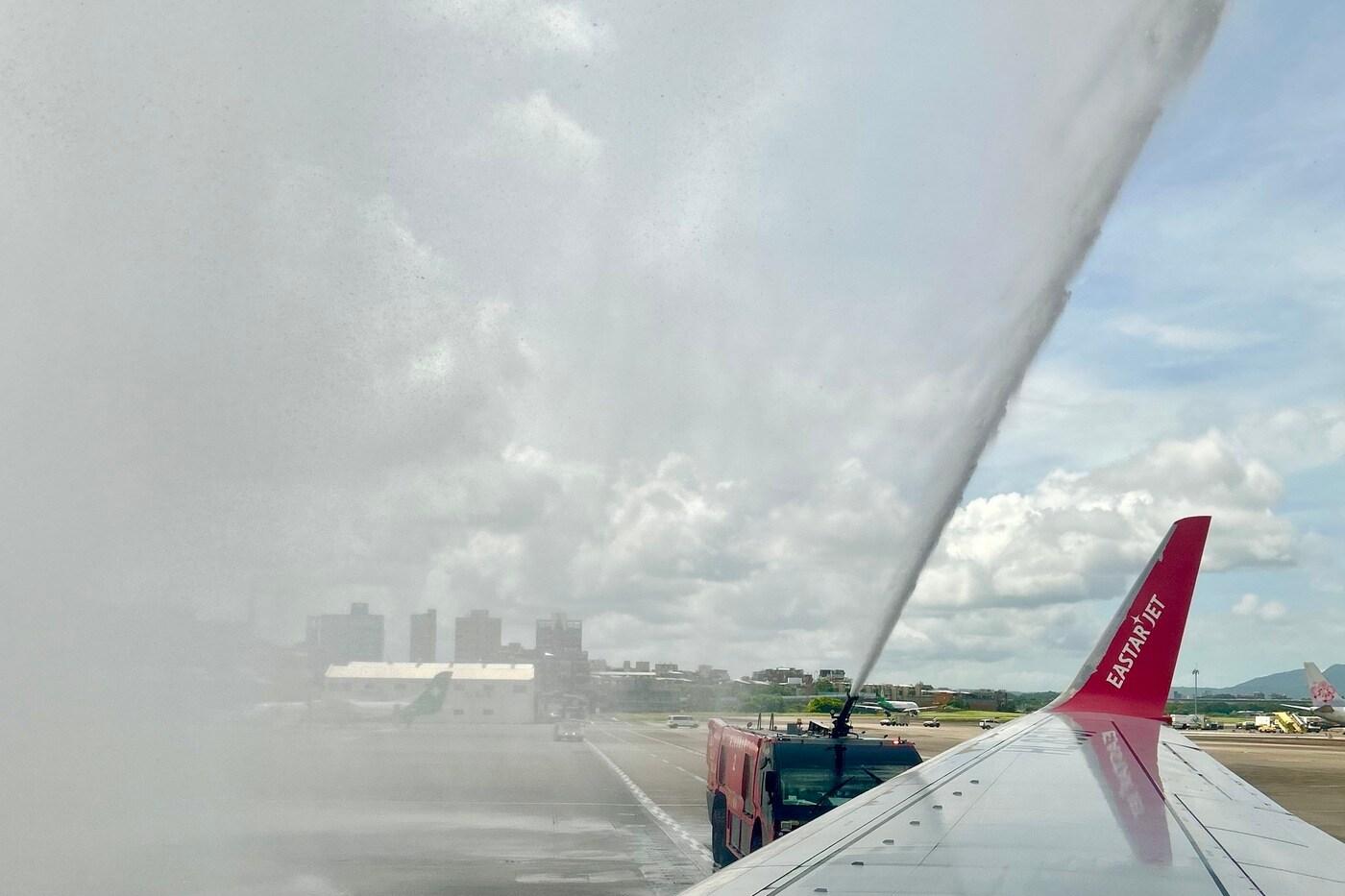 본문 이미지 - 9월 2일 송산공항에 도착한 이스타항공 첫 운항편을 환영하기 위해 계류장에 들어서는 항공기에 소방차가 물대포를 쏘고 있다(이스타항공 제공).