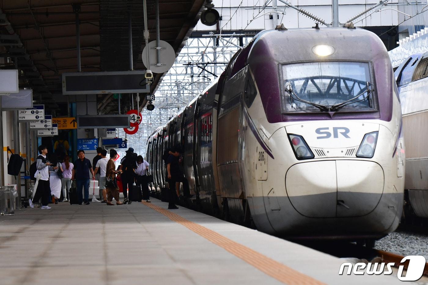 수서발 SRT고속열차 개통 3일째인 3일 오전 경북 포항역 플랫폼에서 승객들이 수서행 고속열차에 오르고 있다.  .2023.9.3/뉴스1 ⓒ News1 최창호 기자