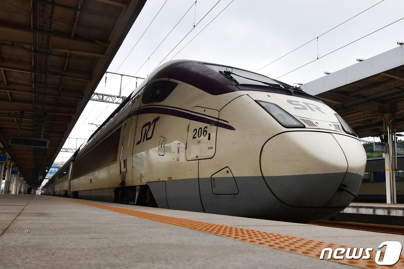 수서발 SRT고속열차 개통 3일째인 3일 오전 경북 포항역 플랫폼에서 수서행 SRT고속열차가 출발하고 있다. 지난 1일부터 본격 운행을 시작한 SRT 운행은 주말과 주중 관계없이 상행선은 포항역에서 오전 9시41분과 오후 7시43분, 하행선은 수서역에서 오전 6시30분과 오후 4시34분에 각각 출발한다. 운행 시간은 2시간21분이다. .2023.9.3/뉴스1 ⓒ News1 최창호 기자