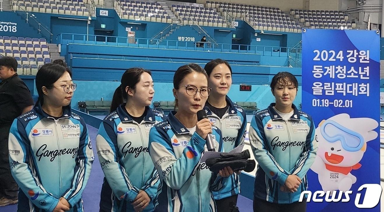 본문 이미지 - 강원 강릉시청 소속 컬링팀 '팀킴'의 주장 김은정을 비롯한 선수들이 3일 오전 강원 강릉아이스링크 컬링경기장에서 2024강원동계청소년올림픽 대회의 성공개최에 대한 입장을 밝히고 있다. 2023.9.3 ⓒ News1 신관호 기자