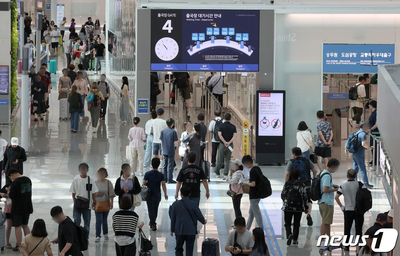 본문 이미지 - 3일 인천국제공항을 통해 해외로 떠나는 사람들로 출국장이 붐비고 있다. 2023.9.3/뉴스1 ⓒ News1 