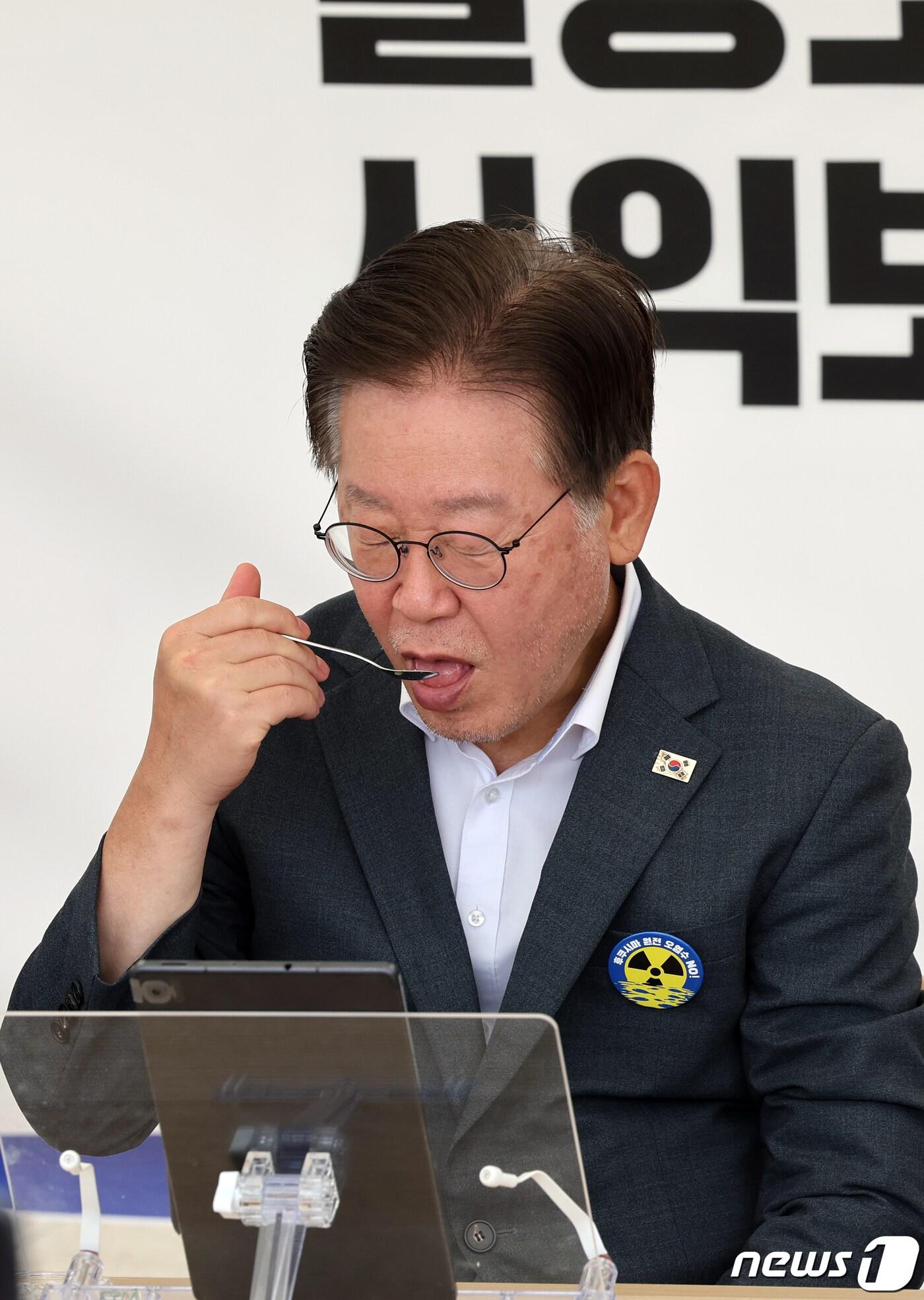 본문 이미지 - 이재명 더불어민주당 대표가 3일 오전 서울 여의도 국회 본청앞 단식투쟁천막에서 소금을 먹고 있다. 2023.9.3/뉴스1 ⓒ News1 황기선 기자