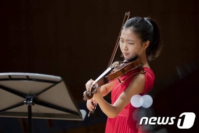본문 이미지 - 바이올리니스트 김서현 (제공 금호문화재단)