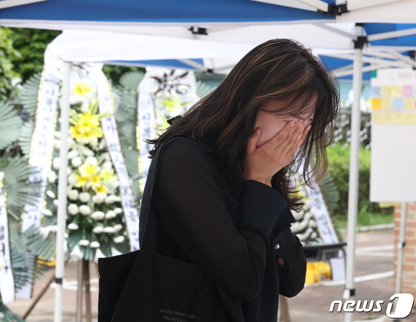 본문 이미지 - 3일 서울 양천구의 한 초등학교에 마련된 교사 A씨의 추모공간을 찾은 시민들이 고인을 추모하고 있다. 올해로 14년차 교사인 A씨는 지난달 31일 경기 고양시의 한 아파트에서 극단적 선택으로 숨졌다. 2023.9.3/뉴스1 ⓒ News1 신웅수 기자