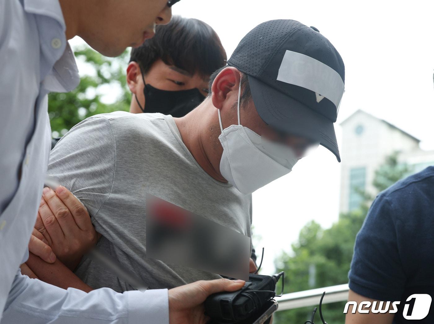 본문 이미지 - 환전을 한다며 접근해 1억원이 넘는 돈을 훔쳐 달아난 30대 중국인 남성 정모씨가 3일 오후 서울 양천구 서울남부지방법원에서 열린 구속 전 피의자심문(영장실질심사)에 출석하고 있다. 2023.9.3/뉴스1 ⓒ News1 신웅수 기자