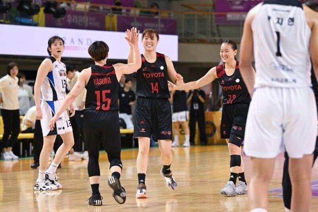 본문 이미지 - 일본의 도요타가 박신자컵 대회에서 한국의 우리은행을 꺾고 우승을 차지했다. (WKBL 제공)