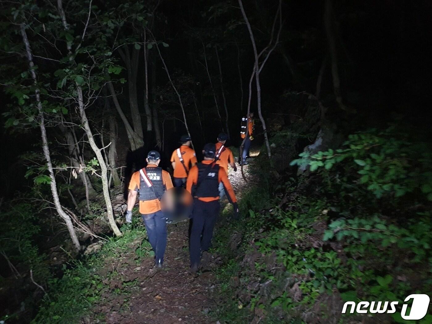 본문 이미지 - 29일 오후 9시50분쯤 충북 괴산군 연풍면 한 야산에서 A씨(60대)가 의식 없이 쓰러져 있는 것을 발견했다.(괴산소방서 제공)/뉴스1