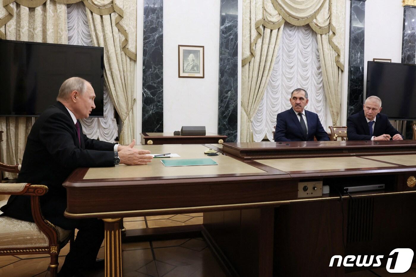 본문 이미지 - 블라디미르 푸틴 러시아 대통령이 용병조직 바그너그룹의 고위급 인사 안드레이 트로셰프(가장 오른쪽 인물)와 우크라이나 전쟁에 관해 논의하고 있다. 2023.09.29/뉴스1 ⓒ 로이터=뉴스1 ⓒ News1 김민수 기자