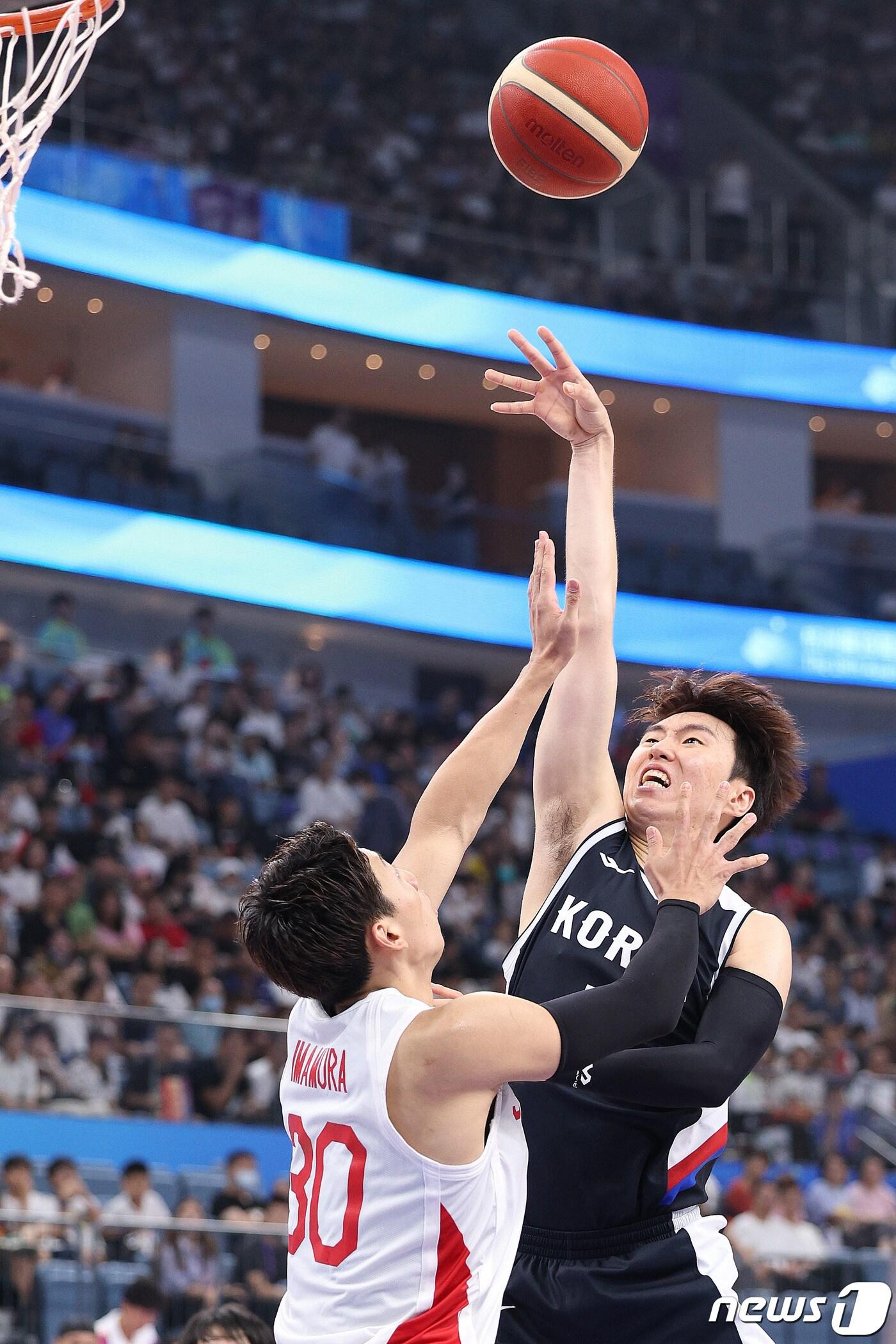 본문 이미지 - 30일 중국 항저우 올림픽 스포츠센터에서 열린 2022 항저우 아시안게임 남자농구 조별리그 D조 한국과 일본의 경기에서 하윤기가 레이업 슛을 하고 있다. 2023.9.30/뉴스1 ⓒ News1 신웅수 기자
