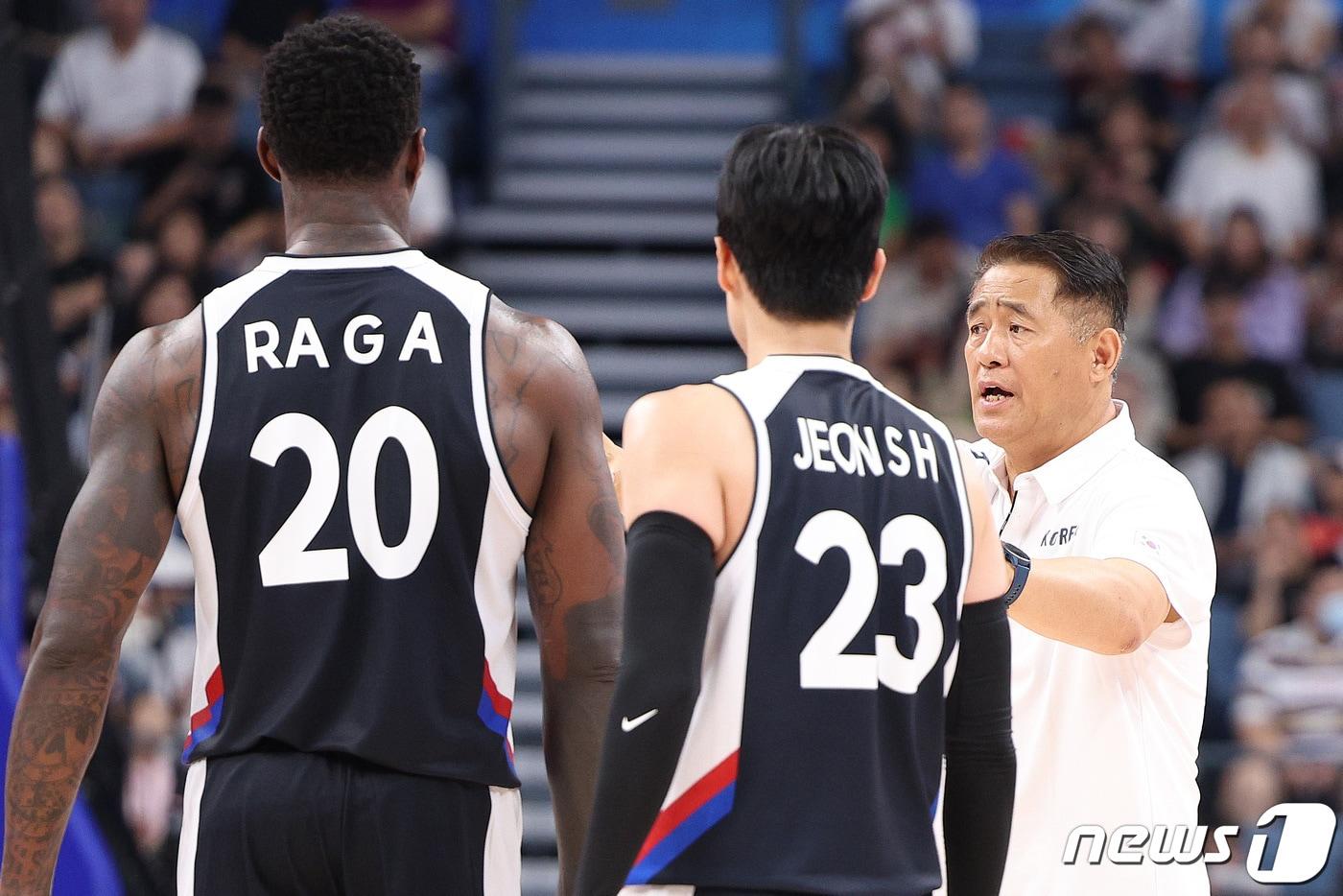 30일 중국 항저우 올림픽 스포츠센터에서 열린 2022 항저우 아시안게임 남자농구 조별리그 D조 한국과 일본의 경기에서 추일승 감독이 작전 지시를 하고 있다. 2023.9.30/뉴스1 ⓒ News1 신웅수 기자