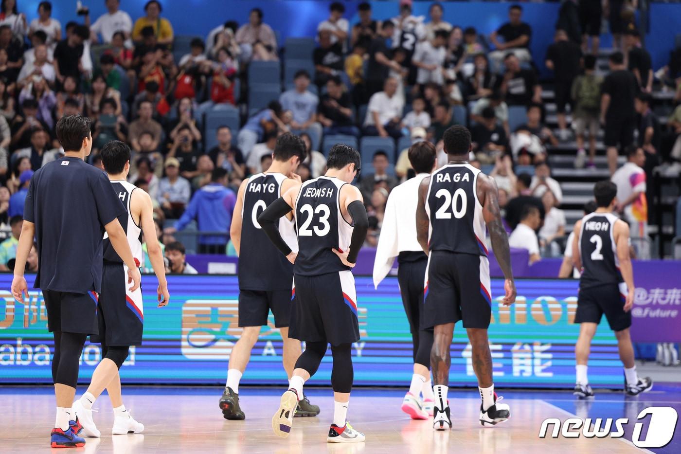 한국이 조별리그 D조 일본과 경기에서 패한 뒤 경기장을 나서고 있다. 2023.9.30/뉴스1 ⓒ News1 신웅수 기자