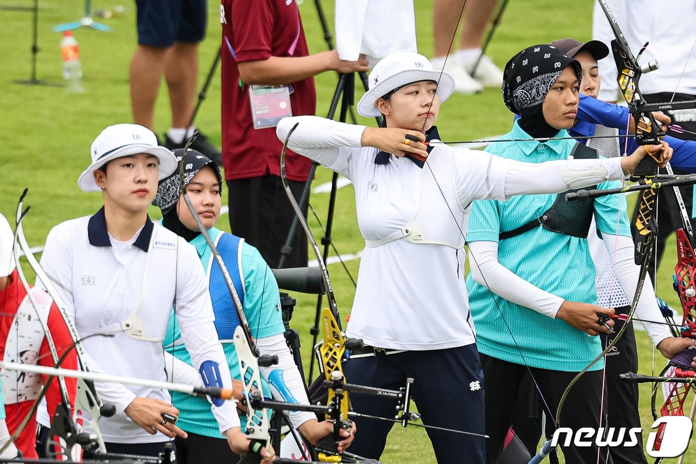 본문 이미지 - 여자 양궁 리커브 대표팀 안산(왼쪽)과 임시현(왼쪽 세 번째)이 30일 중국 항저우 푸양 인후 스포츠센터에서 공식 연습을 하고 있다. 리커브와 컴파운드에서 총 10개의 금메달 싹쓸이를 목표로 하는 양궁 대표팀은 오는 10월 1일 랭킹 라운드를 시작으로 메달사냥에 나선다. 2023.9.30/뉴스1 ⓒ News1 유승관 기자