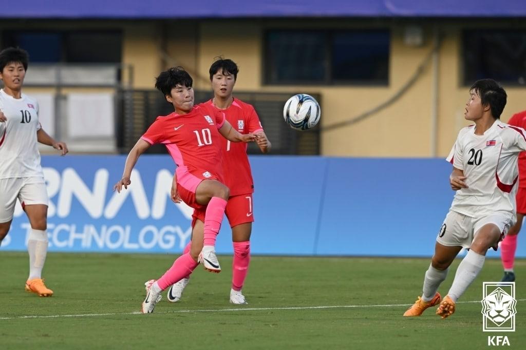 본문 이미지 - 2023년 항저우 아시안게임 여자 축구 8강전에서 북한을 상대하는 지소연. (대한축구협회 제공) 2023.9.30 ⓒ 뉴스1
