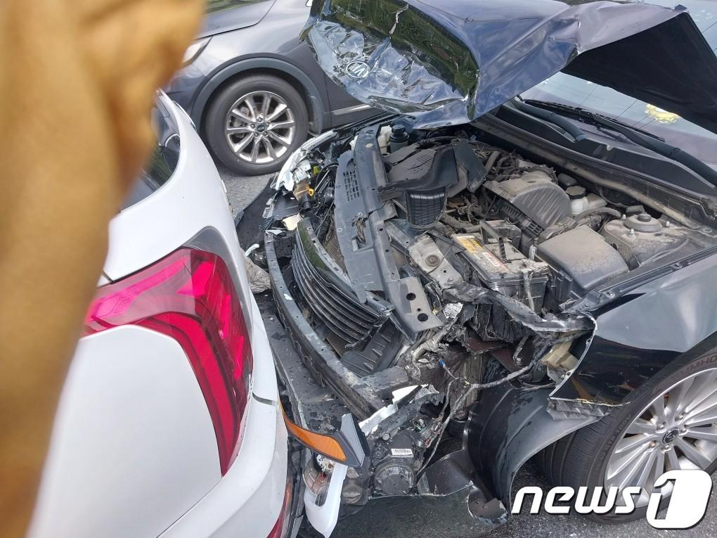 본문 이미지 - 30일 경남 통영 무전동에서 발생한 교통사고 현장 모습.(경남소방본부 제공)