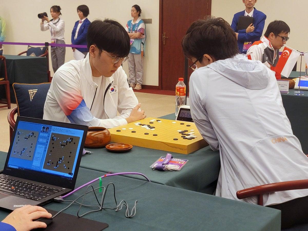 본문 이미지 - 2022 항저우 아시안게임 바둑 남자 단체전에서 격돌한 신진서 9단(왼쪽)과 중국의 커제 9단.(한국기원 제공)