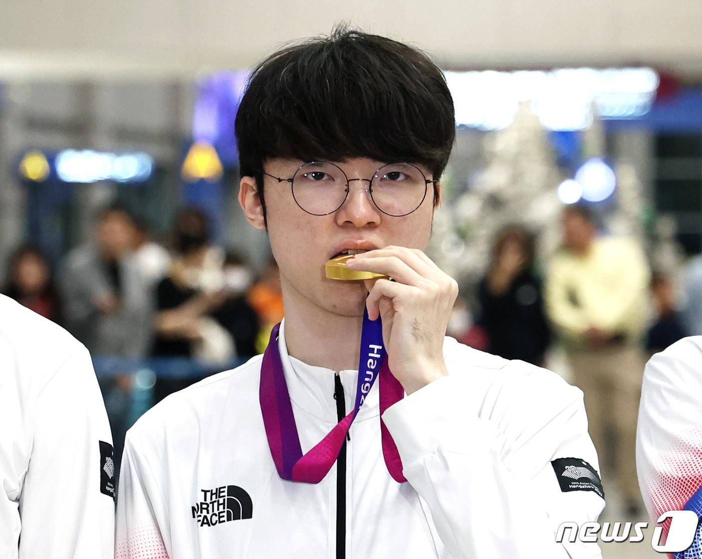 본문 이미지 - 사진은 '2022 항저우 아시안게임' e스포츠 리그 오브 레전드(LoL)에서 금메달을 획득한 페이커 이상혁의 모습. 2023.9.30 ⓒ 뉴스1 구윤성 기자