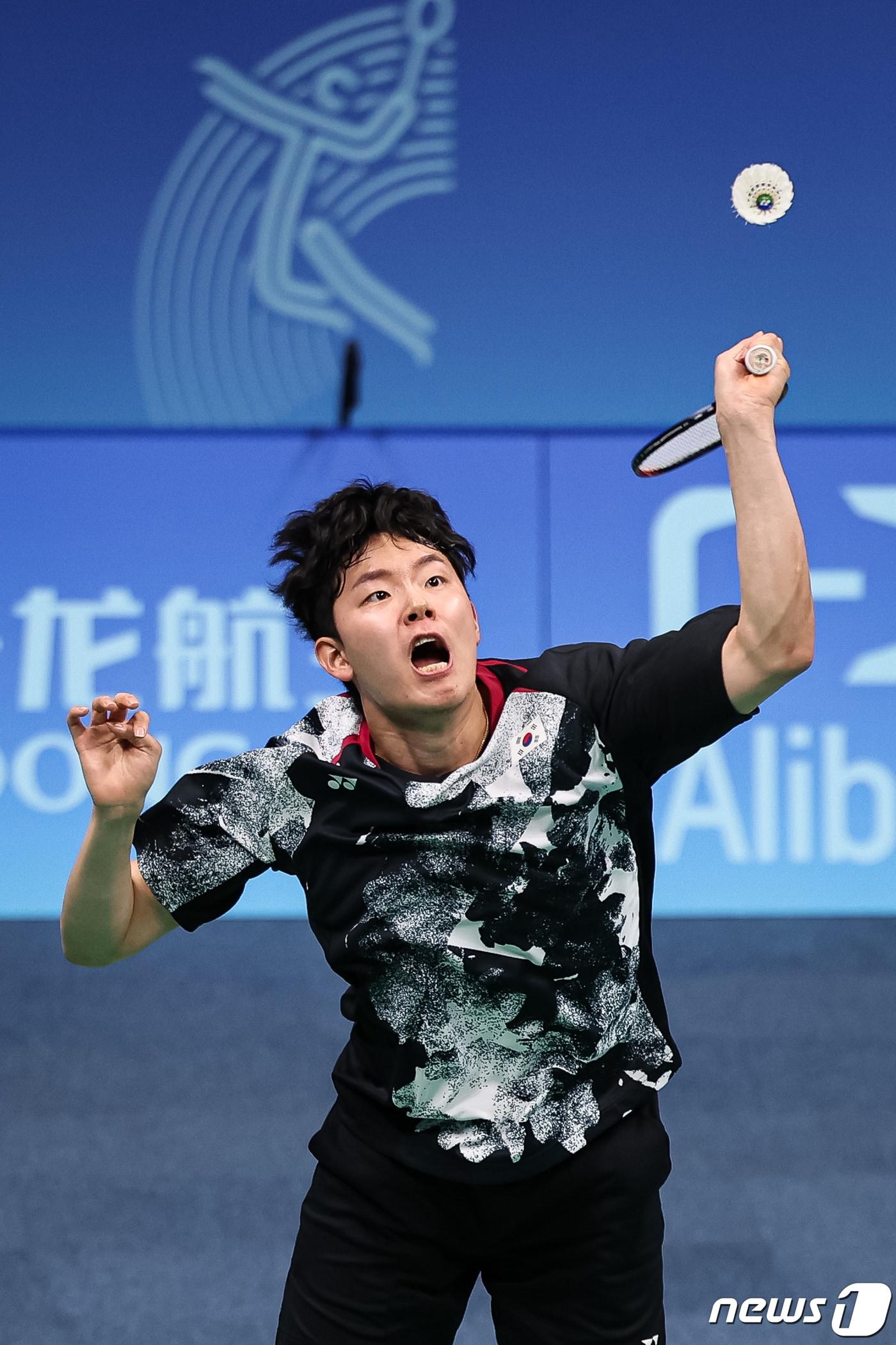 본문 이미지 - 서승재가 30일 중국 항저우 빈장체육관에서 열린 2022 항저우 아시안게임 배드민턴 남자 단체전 4강 인도와 경기를 펼치고 있다. 2023.9.30/뉴스1 ⓒ News1 유승관 기자