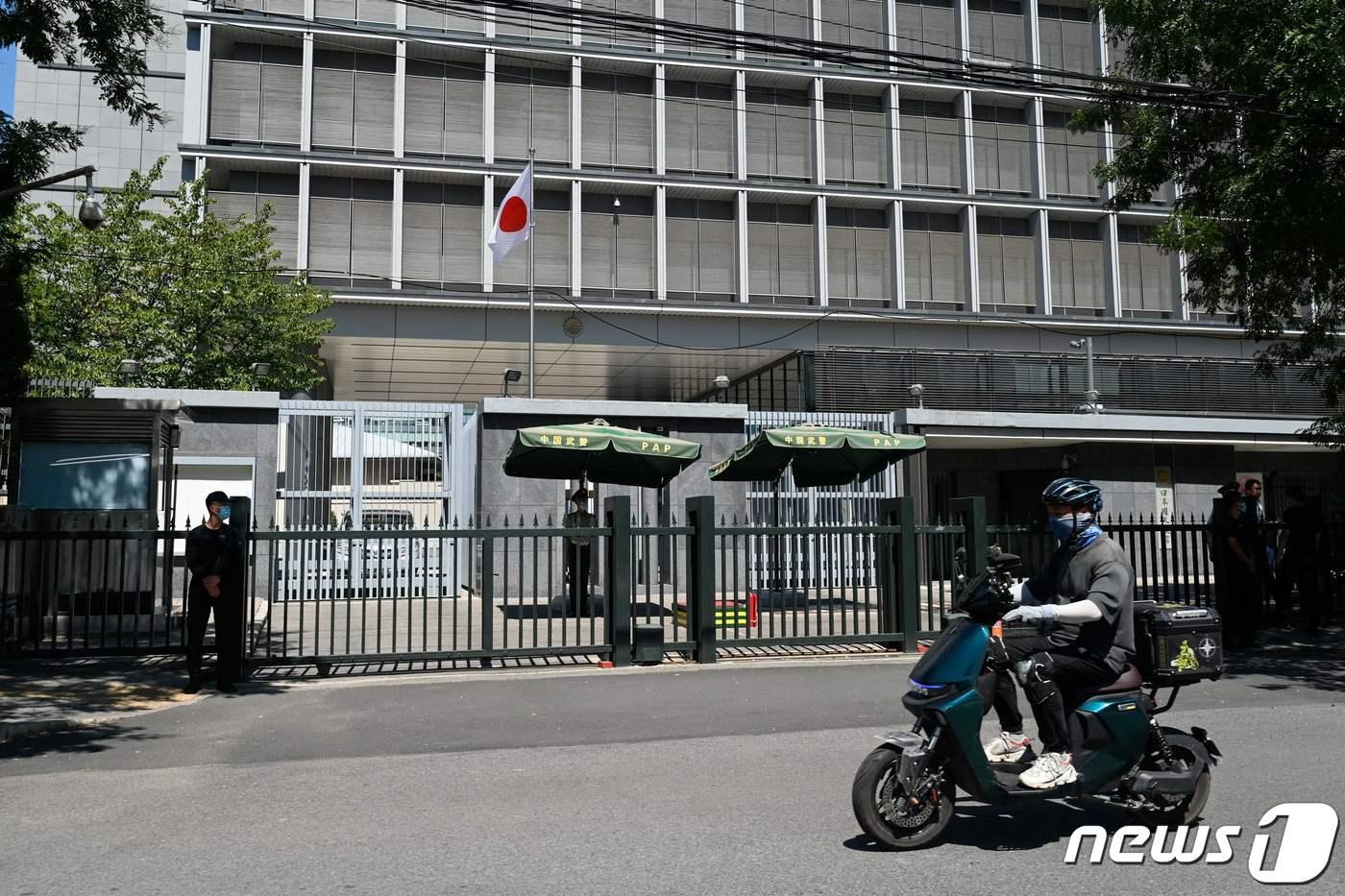 본문 이미지 - 중국 베이징에 위치한 일본 대사관 전경. 2023.08.29. ⓒ AFP=뉴스1 ⓒ News1 정윤영 기자