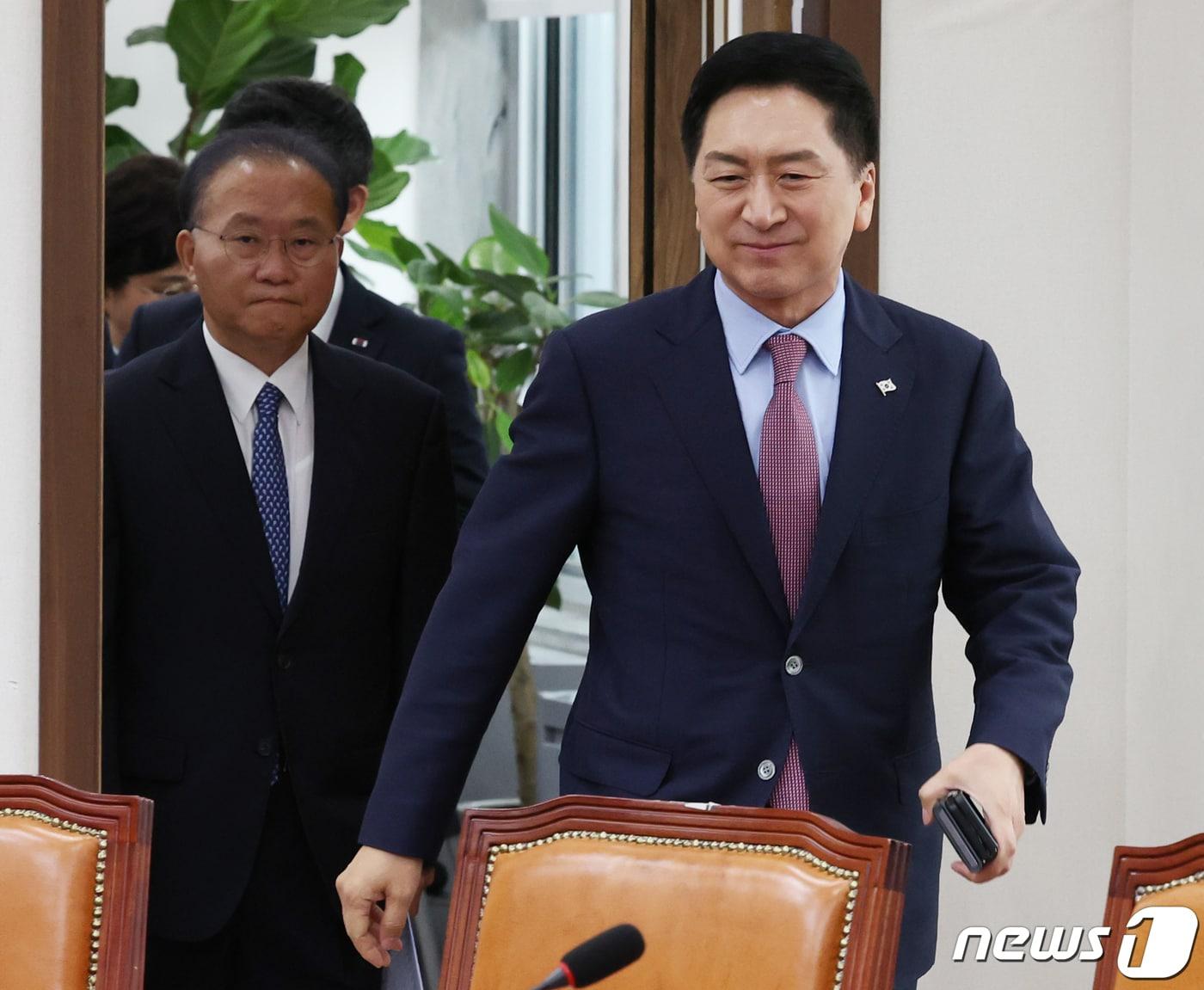 본문 이미지 - 김기현 국민의힘 대표가 4일 오전 서울 여의도 국회에서 열린 최고위원회의 참석 하고 있다. 2023.9.4/뉴스1 ⓒ News1 송원영 기자