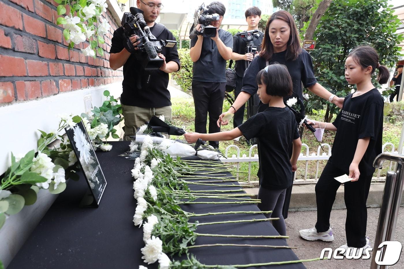 서울 서이초 사망 교사의 49재인 4일 서울 서초구 서이초등학교에 마련된 추모공간을 찾은 학생들이 헌화하고 있다. 2023.9.4/뉴스1 ⓒ News1 유승관 기자