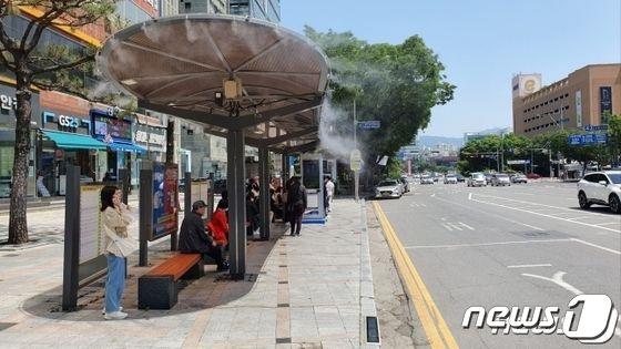본문 이미지 - 창원시 시내버스 정류장 쿨링포그. ⓒ 뉴스1 박민석 기자