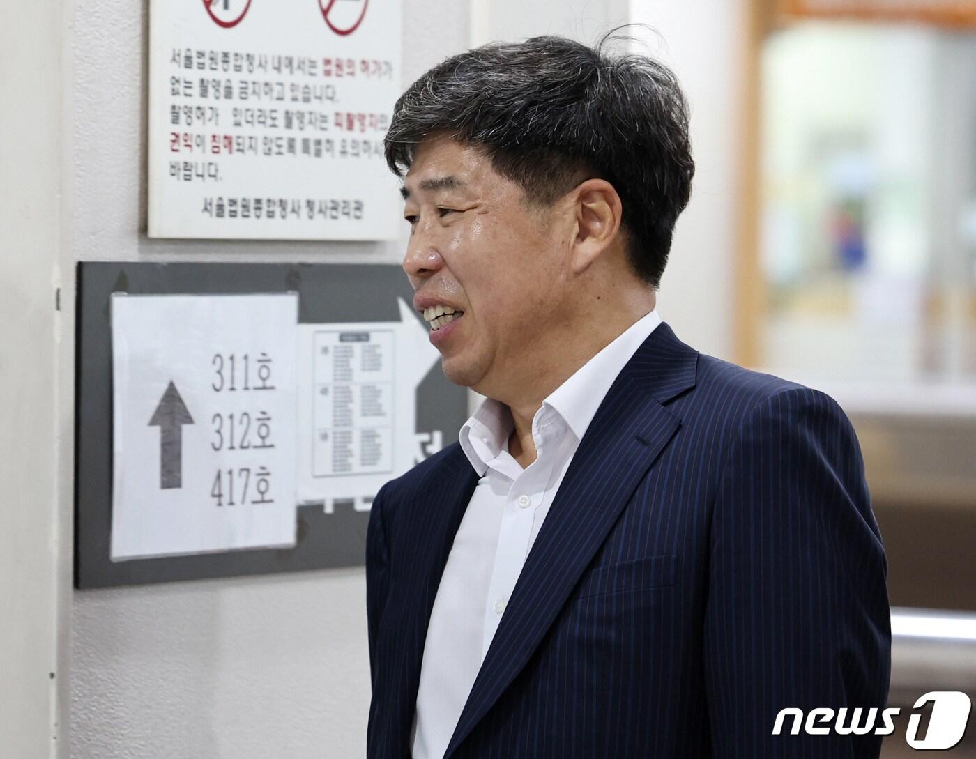 본문 이미지 - 백원우 전 청와대 민정비서관이 4일 오전 서울 서초구 서울중앙지방법원에서 열린 '청와대의 울산시장 선거개입' 의혹 사건 관련 공직선거법위반 공판에 출석하고 있다. 2023.9.4/뉴스1 ⓒ News1 구윤성 기자