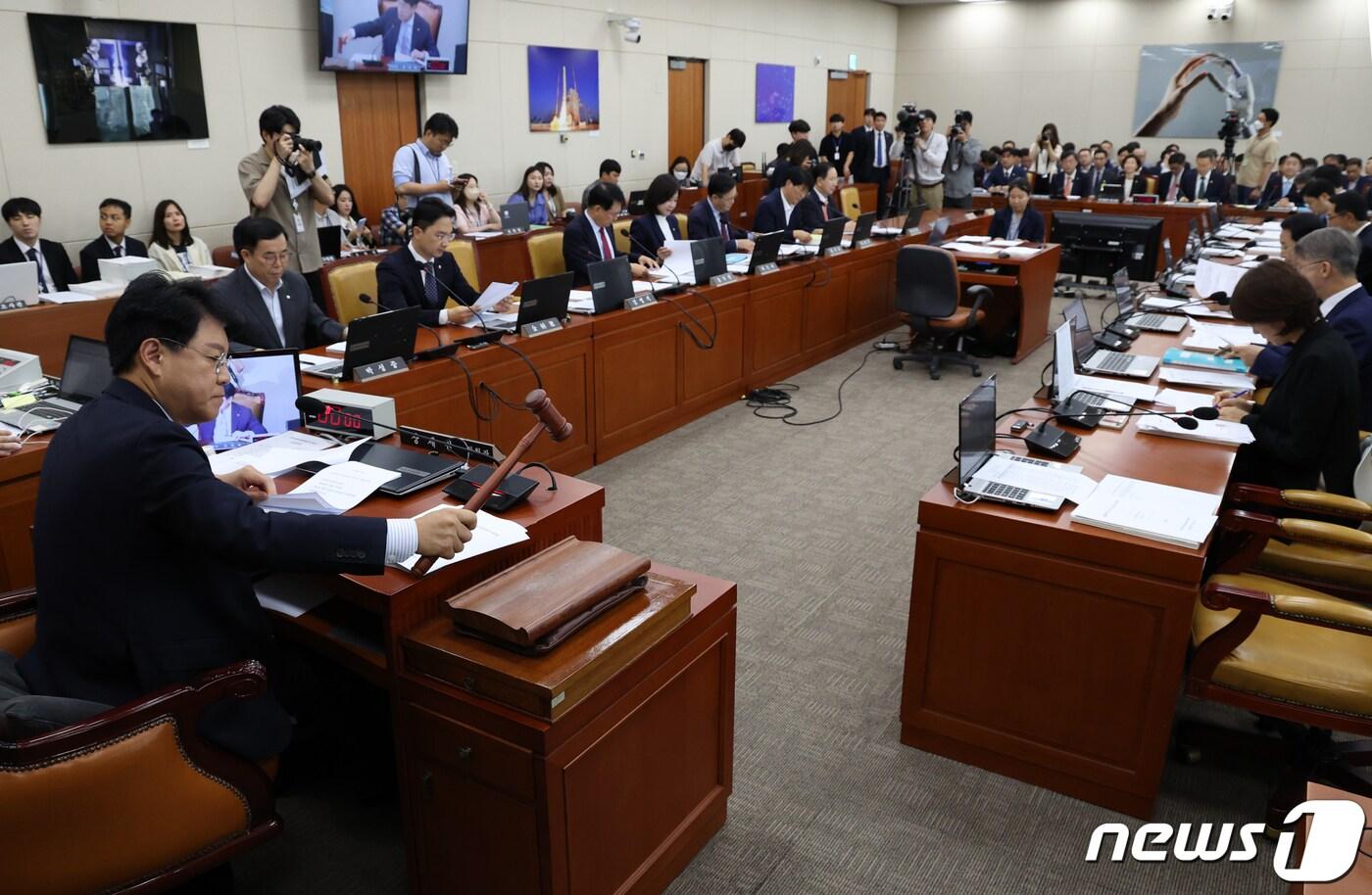 본문 이미지 - 장제원 국회 과방위 위원장이 4일 오전 서울 여의도 국회에서 열린 과학기술정보방송통신위원회 전체회의에서 의사봉을 두드리고 있다. 2023.9.4/뉴스1 ⓒ News1 송원영 기자