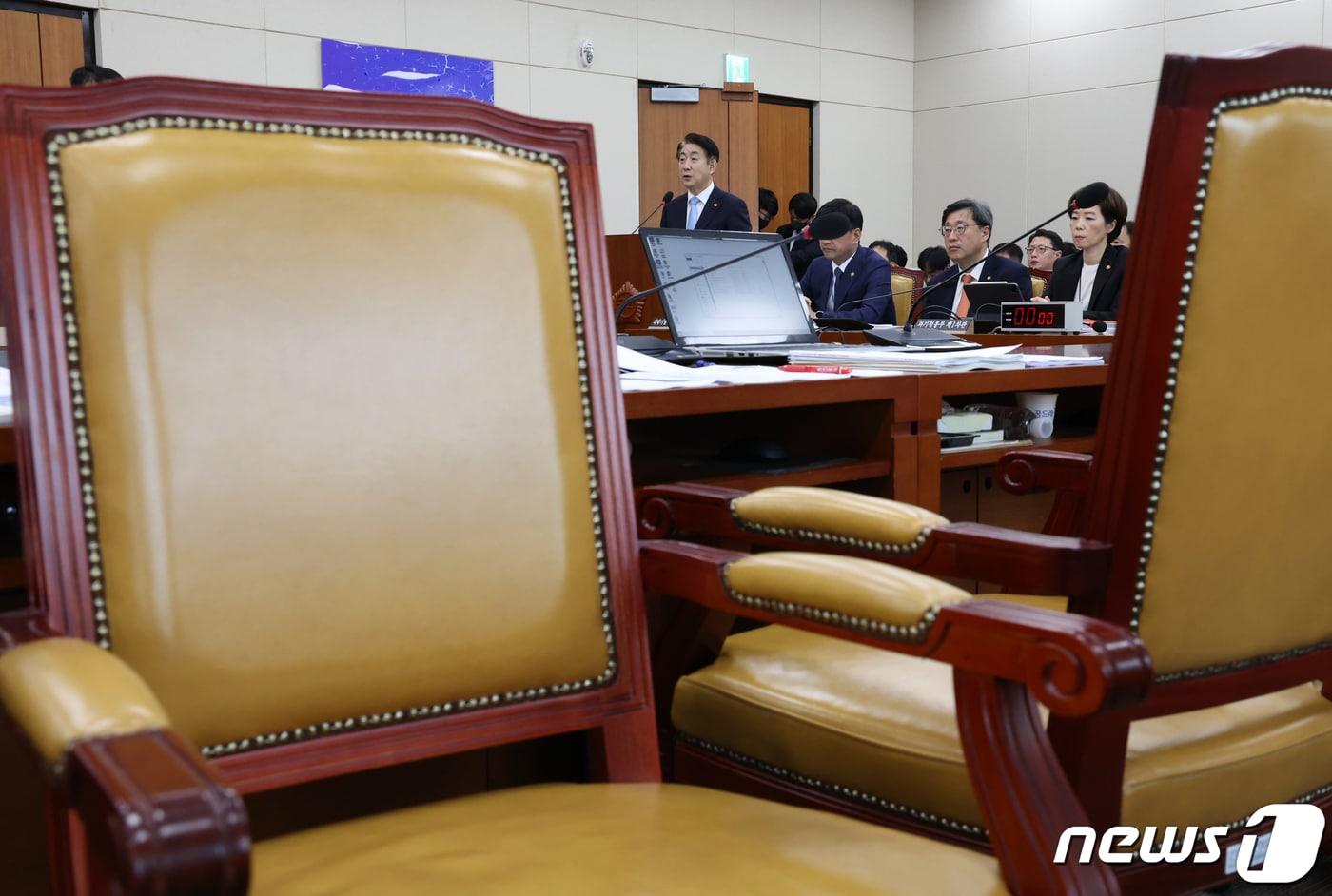 본문 이미지 - 이동관 방송통신위원회 위원장이 지난 4일 서울 여의도 국회에서 열린 과학기술정보방송통신위원회 전체회의에서 제안설명을 하고 있다. 이날 열린 과방위 전체회의에서 더불어민주당 의원들은 이동관 위원장의 제안설명 시간에 전원 퇴장했다./뉴스1 ⓒ News1 송원영 기자