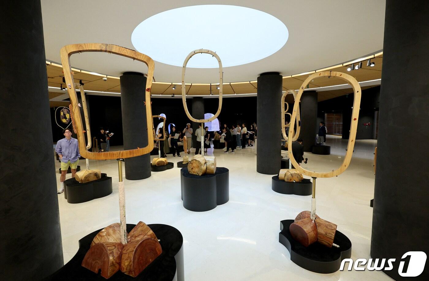 4일 서울 용산구 리움미술관에서 열린 강서경 개인전 '버들 북 꾀꼬리' 미디어 행사에서 작가의 작품이 공개되고 있다. 이번 전시는 다양한 매체와 방식으로 회화의 확장 가능성을 탐구하는 강서경 작가의 최대 규모 개인전이다. 작가는 전시를 통해 각기 다른 존재들이 연결되고 더불어 관계 맺는 풍경을 제시했다. 2023.9.4/뉴스1 ⓒ News1 장수영 기자